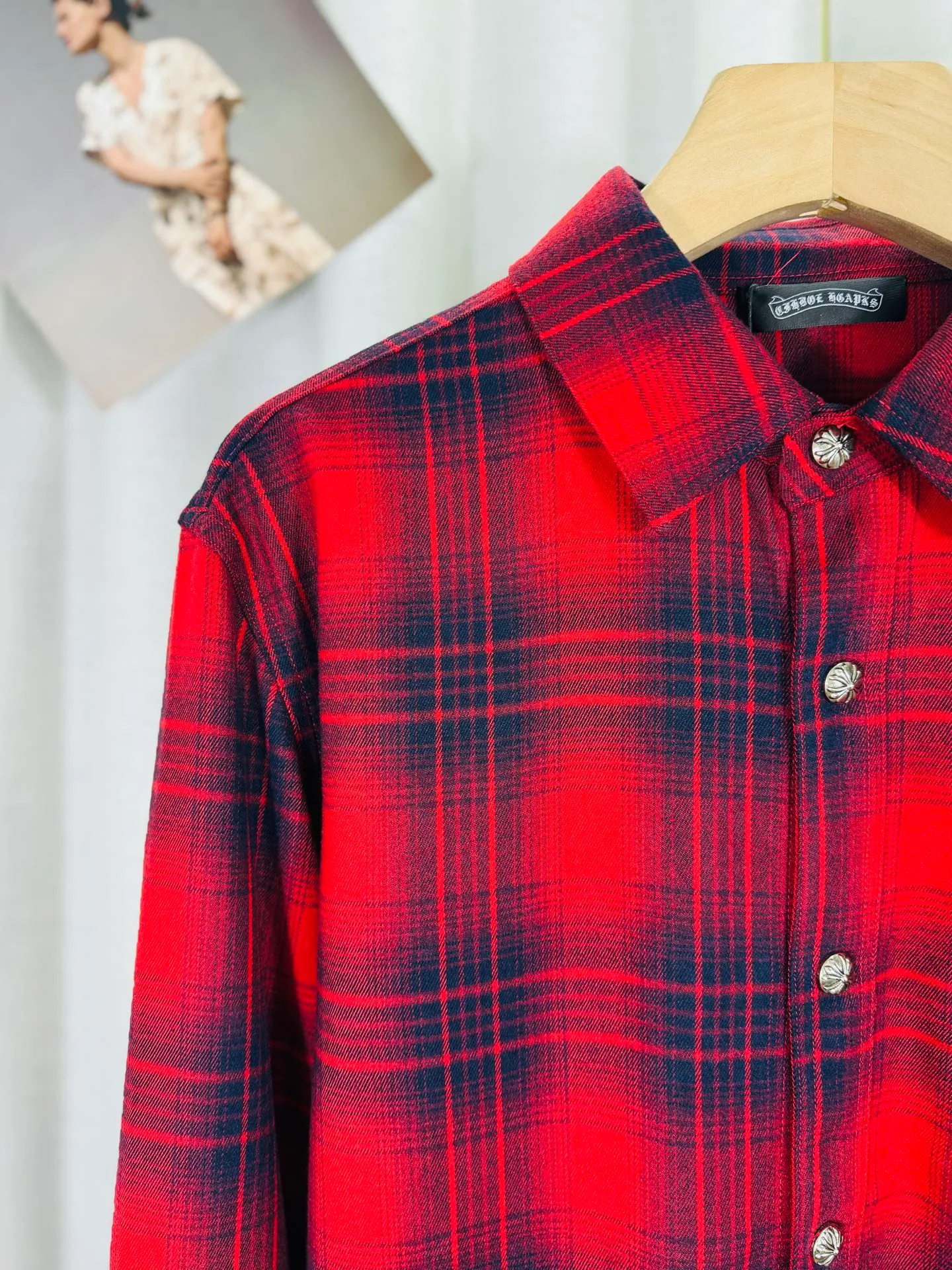 P250 top version, real shot without P, ​​different from market currency) 𝗖𝗵𝗿𝗼𝗺𝗲 𝗛𝗲𝗮𝗿𝘁𝘀/Cro Heart 2025 Diamond Plaid Shirt Accessories: Original model-opening collar label ➕100% silk wash water label. Genuine purchase-grade original hangtag➕matching hanging rope➕3D hanging beads➕original packaging bag. Craftsmanship: The original version has consistent wiring! The highest version of the armhole matching technique! Color: Red Black Size: S M L XL Style No.: 8002